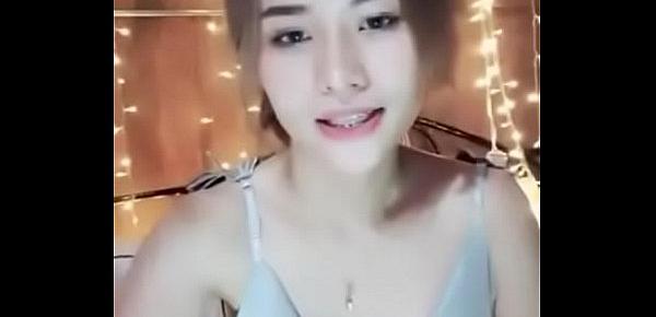  Em gái Thái Lan show ngực trên livestream Uplive